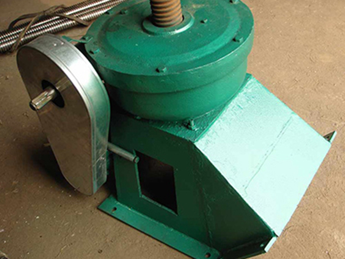 斜拉式螺桿啟閉機(jī)